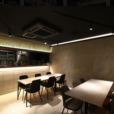 駅から徒歩3分の好立地にある当店は、ここでしか生み出せない心地よい雰囲気にこだわったデザイナーズ空間が魅力。落ち着いたおしゃれな店内は、デートや誕生日、女子会など特別なシーンにもぴったりです。非日常を感じられる独自の世界観の中で、新感覚の韓国料理をゆったりとお楽しみいただけます。