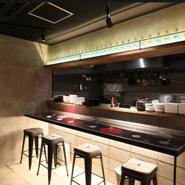 【カウンター席】ほどよく照明を落とした大人の空間に、お酒とアート、流れる音楽が心地よく重なり、ひとり飲みはもちろんデートにも最適です。ライブ感あふれる調理風景と香りに包まれながら、新感覚の韓国料理をじっくりご堪能ください。お一人様でのご来店も大歓迎♪皆様のご来店を心よりお待ちしております。