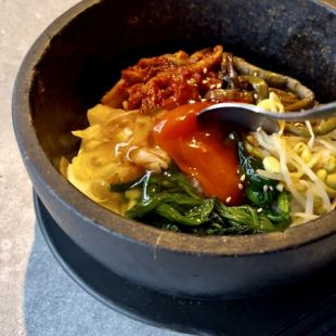 来自大分县的石烤石锅拌饭配鸡蛋