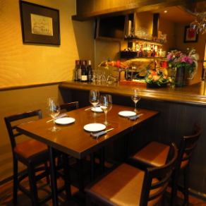 It is a table seat recommended when you want to eat slowly with a large group size.It is perfect seat for women's associations and drinking party after company return ♪