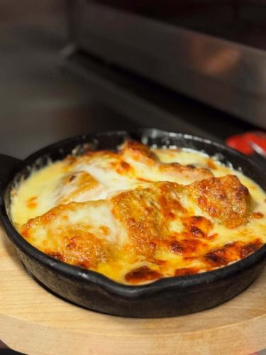 The rainy season begins in Kanto today.
We are open even on humid weather days 😊

The photo shows it piping hot in a skillet.
It goes well with fizzy alcohol.

ypsilon
Tea Caterina 101, 1-16-16 Shinjuku, Shinjuku-ku
TEL 03-6380-4288
Lunch 11:30~14:00LO
Dinner 17:00~23:00 (last order)

#ypsilonitalian #Shinjuku #Shinjukugyoenmae #Shinjukugyoenmae gourmet #Shinjukugyoenmae lunch #dinner #Italian #Shinjuku gourmet #Tokyo gourmet #tokyorestaurants
#I love pasta #daytime drinking #adult sweets #Italian restaurant #trattoria
#Skillet #Lots of cheese #Highball #Goes well with beer #Shinjuku Gyoen #Restaurant #winelover #🍷#🥃 #🍾 #🧀 #Delicious food