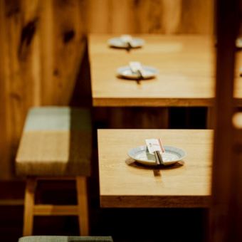 活気溢れるオープンテーブル席！2名×6卓,4名×2卓ございます！連結OKで最大22名様のフロア貸切も可能です☆