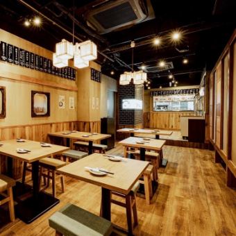 使い勝手抜群！サクッとハイボール99円を一杯飲むのにも最適なのがオープン席！居心地良いかっこいい空間なのにコスパ抜群！