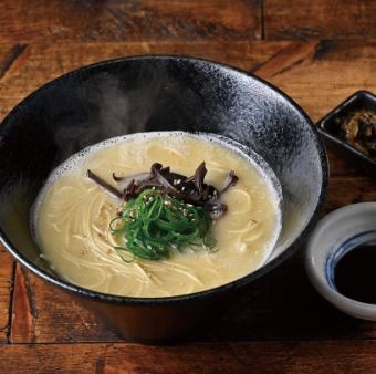 名物濃厚九州ラーメン～豚骨と鶏白湯のWスープ～