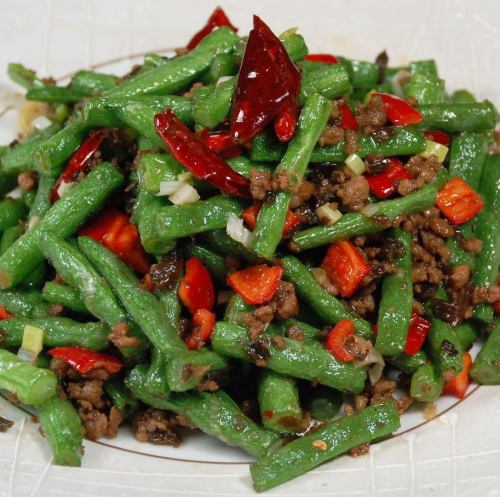 Spicy stir-fried green beans and minced pork