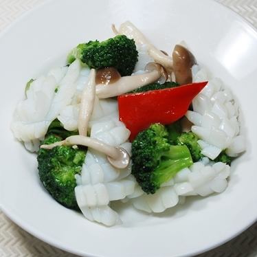 Broccoli and squid stir-fried with light salt / sweet and sour pork stir-fried