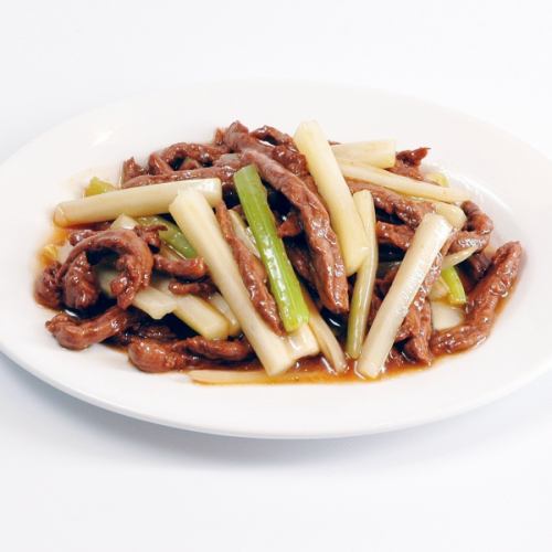 Stir-fried shredded beef and celery in soy sauce / Stir-fried shredded green peppers and potatoes with light salt