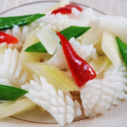 Stir-fried raw squid and celery with light salt
