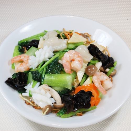 Vegetables with salt and seafood yakisoba