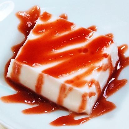 Coconut pudding with Chinese fruit sauce