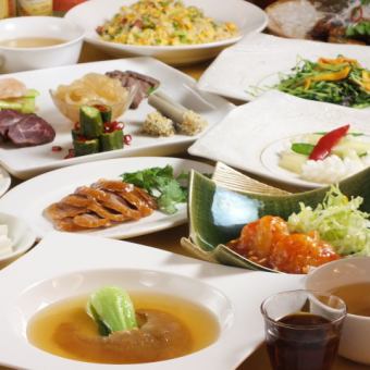 [慶祝與娛樂...] 燉魚翅、虎蝦、北京烤鴨等8道菜 → 8,800日圓！