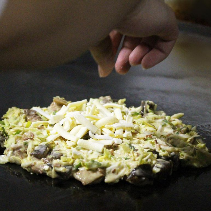 철판으로 구운 오코노미 야키를 꼭 맛보십시오!