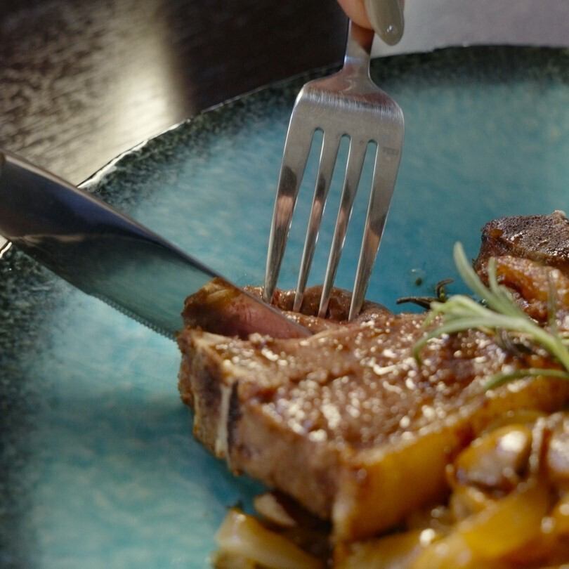 こだわりの洋食料理と特製の鉄板料理がカジュアルな雰囲気で楽しめるお洒落なバル♪