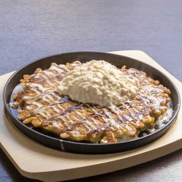 キンキンに冷えたビールを片手に、できたてアツアツのお好み焼きを頬張る至福のひと時♪お酒が進む美味しい料理を豊富にご用意してお待ちしております。ランチタイムはお得なセットをご用意。ご宴会にぴったりなコースもございます!ランチタイムもディナータイムもお気軽にお立ち寄り下さい♪ご来店お待ちしております。