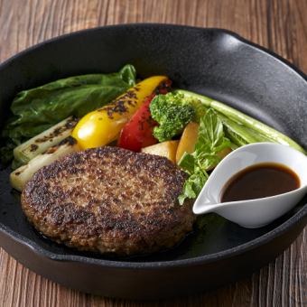 主菜是一個巨大的羊肉漢堡鐵板燒風格套餐+飲料吧！