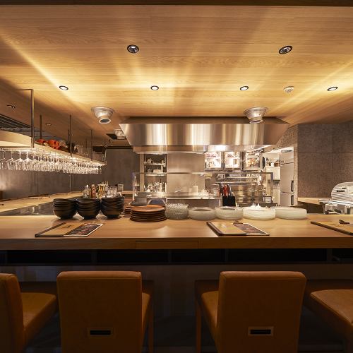 一个骄傲的开放式厨房，带有逼真的氛围，可俯瞰厨房！