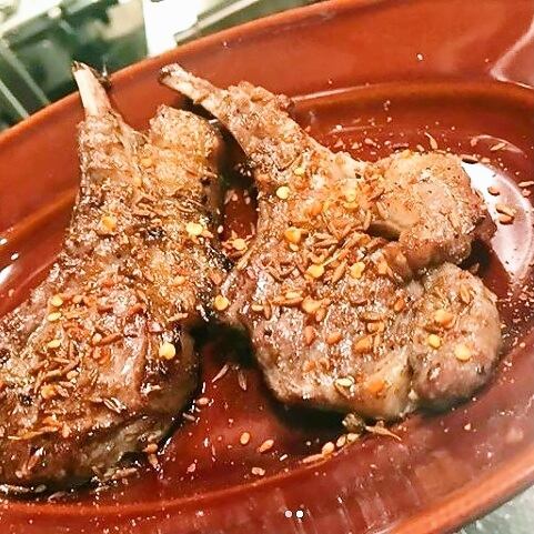 [Charcoal-grilled lamb chops]