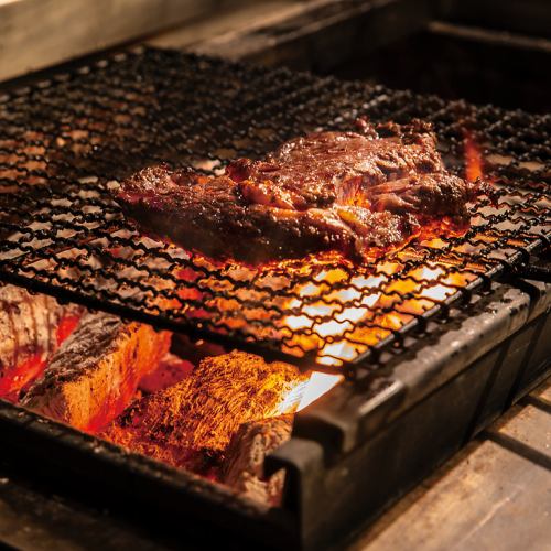 To hear our customers say it's delicious, we grill the meat over charcoal so that the surface is crispy and the juices are dancing inside.