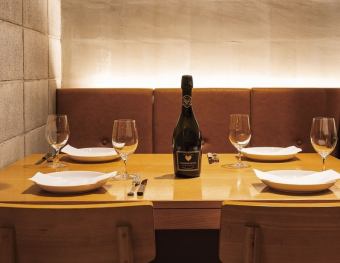 可容纳 1-4 人的座位 [时尚的成人空间] 在品尝美味佳肴和饮品的同时，享受一段特别的时光。