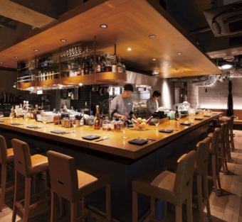 1-2人座位 [由单块木板制成的吧台上的情侣座位] 可饱览厨房全景的吧台座位