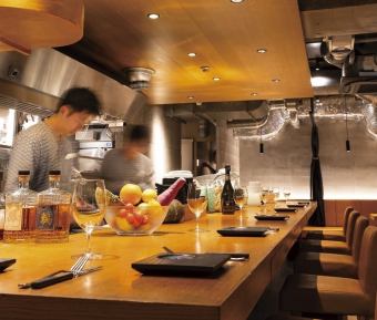 并排的吧台座位也很受欢迎。如果您今晚想小酌一杯，轻松畅聊，我们推荐这些座位！期待您的预订。