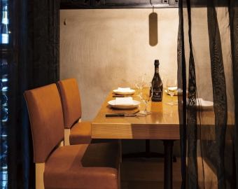 2-4人座位 [半私人包间] 我们也提供半私人包间，以确保隐私。