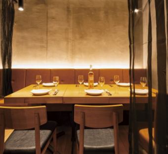 可容纳 6-8 人的座位 [半私人包间] 可根据客人人数安排桌椅。