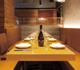 我们有一个可容纳 6 至 12 人的半私人房间，您可以在这里舒适地放松身心。