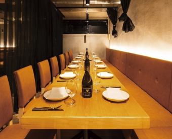 可容纳 12-20 人的座位 [半私人包间] 可根据客人人数安排桌椅。