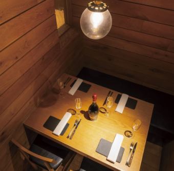 可容纳 2-4 人的包间 [私人包间] 这些私人包间很受周年纪念日和生日派对的欢迎，因此我们建议您尽早预订！