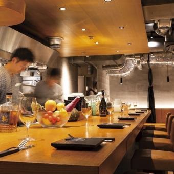 横並びのカウンター席も人気です♪今宵はゆっくり語らいながら飲みたいときには、こちらのお席はおすすめです！ご予約お待ちしております♪