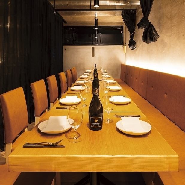 ご利用人数に合わせてレイアウトが可能なテーブルのお席をご用意