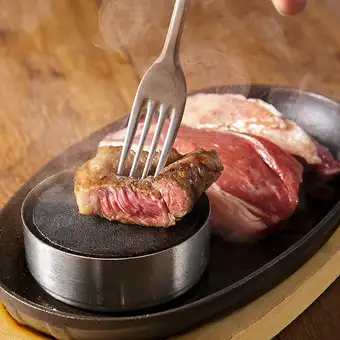 【仅限吧台座位】主菜任选 + 无限畅饮,含羊肉开胃菜、羊肉咖喱等,并赠送一杯啤酒。