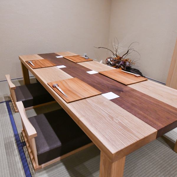 [This luxurious private room is perfect for special occasions such as entertainment or celebrations♪] The private room is designed with the image of a calm space in mind, and is a Japanese-style room with tatami flooring, a desk with a beautiful wood grain, and a chair that matches the color of the desk. It is made up of walls with a luxurious feel, and you will feel calm and relaxed so that you can enjoy cooking and conversation naturally without any feeling of pressure.