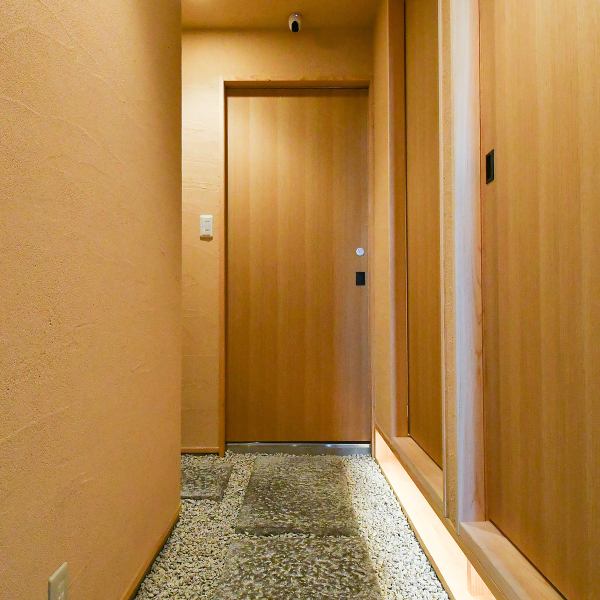 【扉から個室へ続く廊下は日本の和を彷彿とさせます♪】料理長こだわりの廊下のデザインは色味、形と大きさにこだわった石の足場、周りに日本の庭園の庭をイメージさせる小石が散りばめられており、これから出てくる個室と日本料理がより楽しみになるような空間です♪