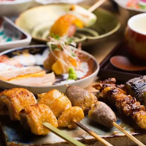 匠の技で一本一本丁寧に焼き上げた上質な当店の焼き鳥は肉の旨みと香りを大切に丁寧に提供いたします。