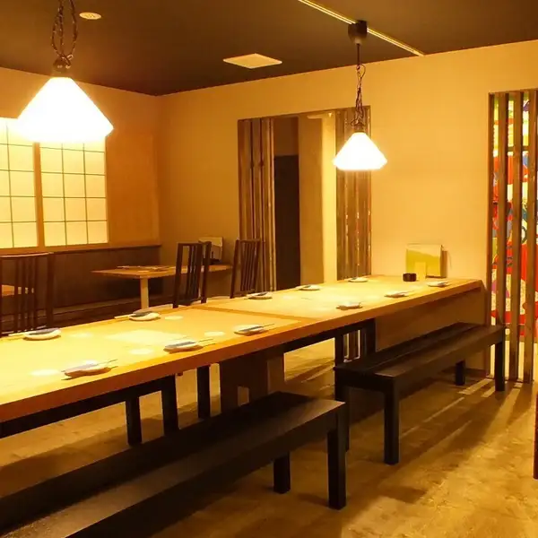 茜色が映える落ち着いた和空間で安らぎのひと時を演出いたします。宴会にも対応可能で月～木は20名様から、週末は25名様から人気の貸し切りも可能！幹事様も安心いただけます。　※喫煙可能