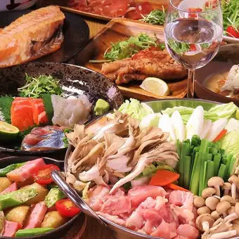 【非常适合轻松的年末聚会】享用盐曲鸡肉火锅、时令烤奶酪等美食，9 道菜套餐仅需 5500 日元（含税）。