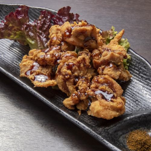 Deep-fried young chicken with black shichimi sauce