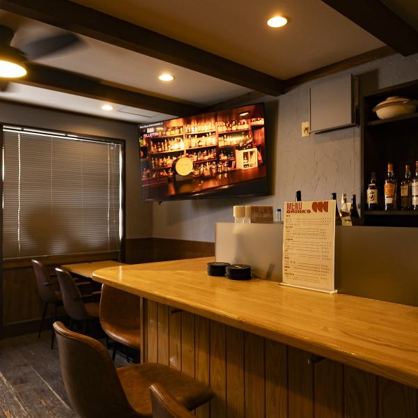 【落ち着いた印象の大人の空間】おひとり様も気兼ねなくお過ごしいただけるカウンター席を完備♪店主との会話を楽しみながら、お酒や料理をのんびりとご満喫いただけます。自分の時間を大切にしたい夜にぜひご利用ください◎