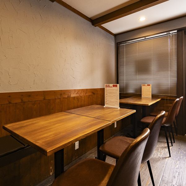 【親しい方との語らいの場として】少人数でのご利用に最適なテーブル席は、親しいご友人とのお酒の席や大人のデートでのご利用にピッタリ。普段のお食事からちょっとした女子会まで、幅広いシーンでご活用くださいませ♪