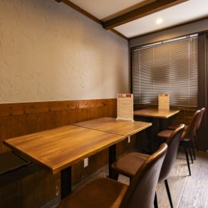 【シーンを選ばないテーブル席】親しいご友人同士の飲み会や、大人のデートを楽しみたい夜にピッタリのお席です◎