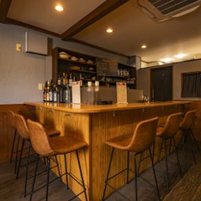 【リラックスできるカウンター席】おひとり様のお立ち寄りも大歓迎◎落ち着いた雰囲気の中、お酒や料理を楽しめます。