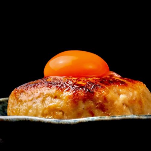 本格炭火で仕上げる【正しいつくね】は味良し見た目も良し◎その他、串焼き料理も各種ご用意しております。