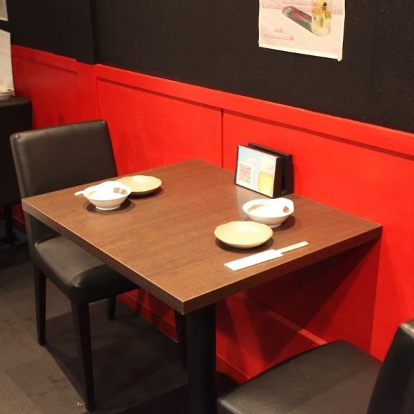 ゆったりとした時間を過ごせる2名様専用のテーブル席をご用意しております。周りを気にせず、恋人や親しいご友人とのお食事、大切な語らいにぴったりです。落ち着いた雰囲気の中で、美味しいお料理とお酒を心ゆくまでお楽しみください。ご予約はお早めにどうぞ！