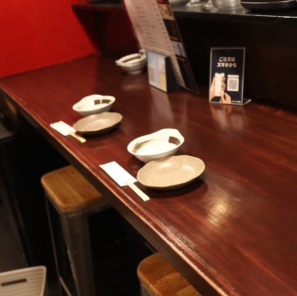 お一人様でのご来店や、お料理好きの方におすすめのカウンター席。目の前で繰り広げられる調理のライブ感を味わいながら、出来立ての逸品をお楽しみいただけます。スタッフとの会話も弾みやすく、粋な大人の時間を過ごすのに最適です。ふらっと気軽に、ぜひご利用ください。