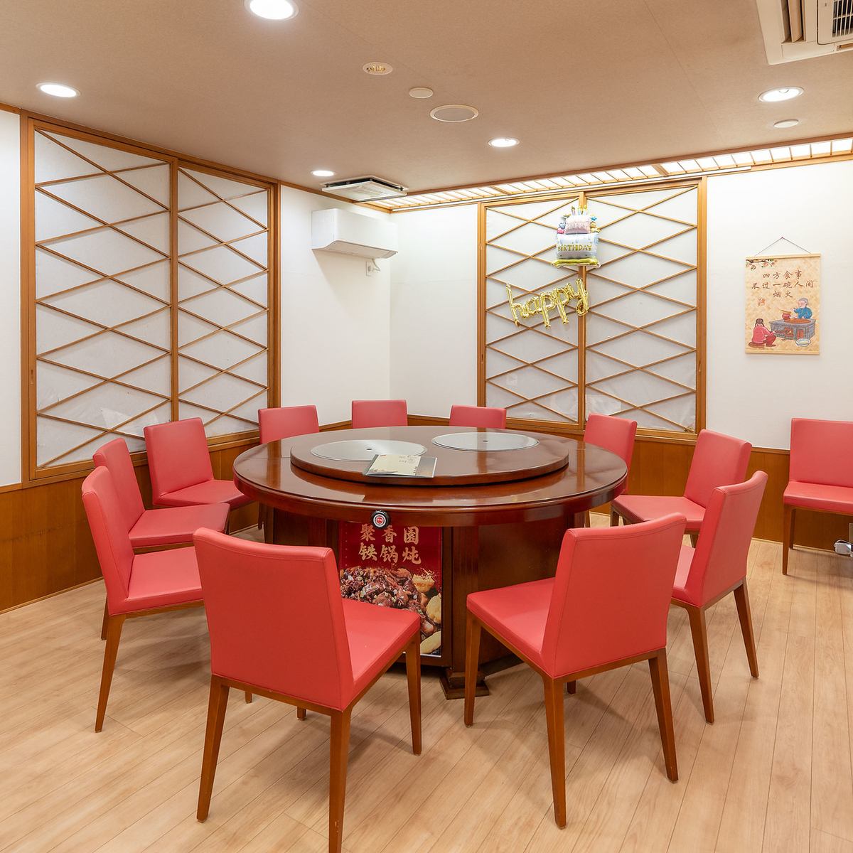 料理と一緒にお喋りも楽しみたい女子会にもおすすめの個室あり！