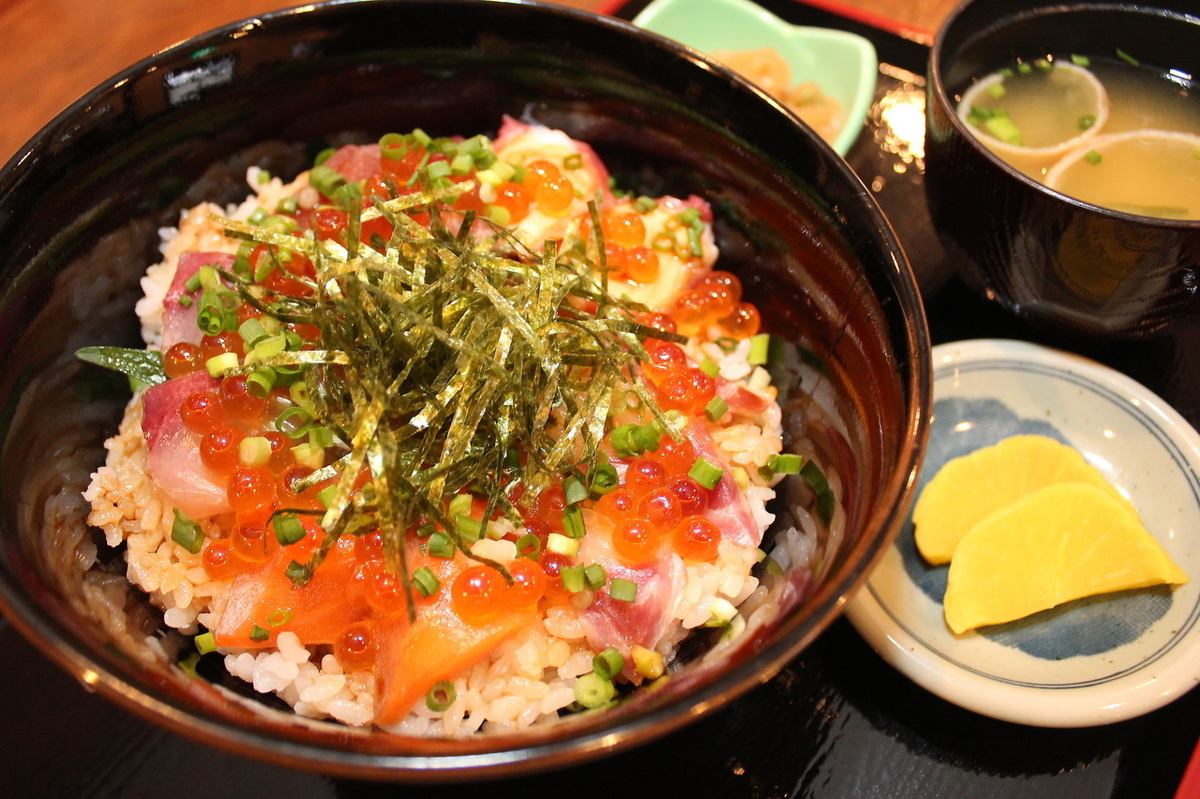 There are many popular lunch menus such as sushi, set meals, rice bowls and udon noodles!