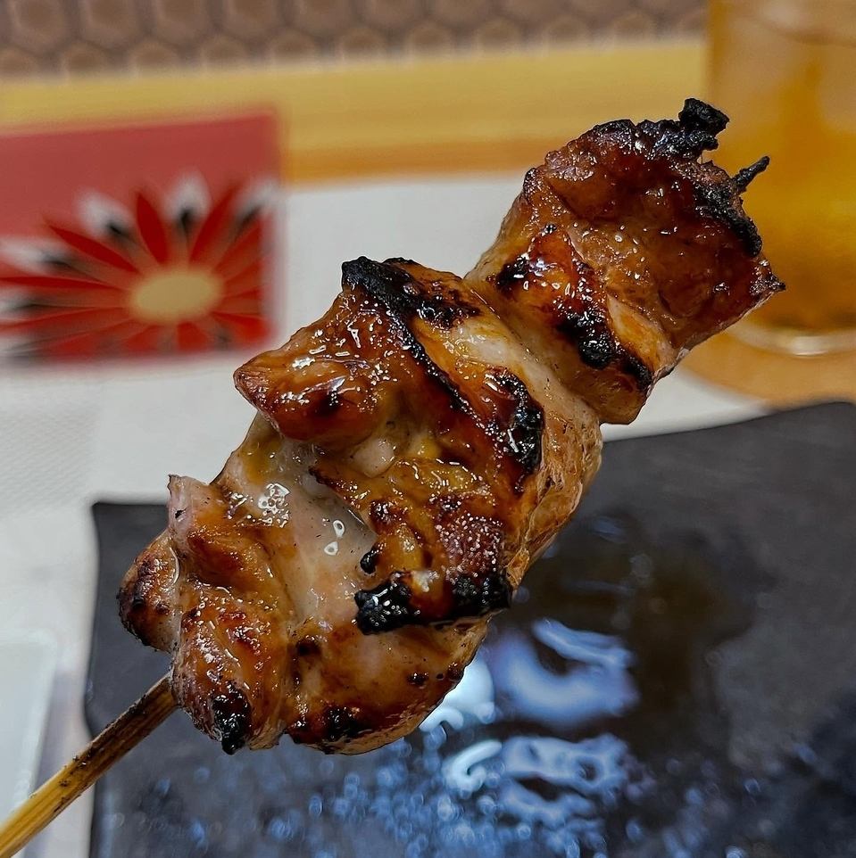 炭火で一気に焼き上げる。噛むほどに溢れる肉汁と秘伝のタレ。