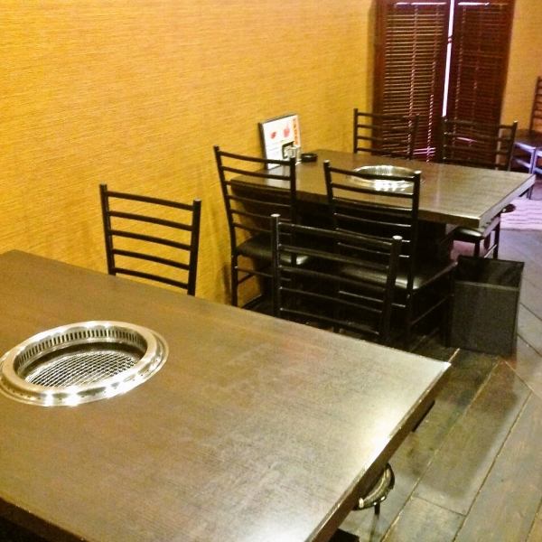 【Table seat】 The unified floor in the wood style is a calm atmosphere where warmth of trees is felt.The table also has woodgrain tone and we are brewing at home air.